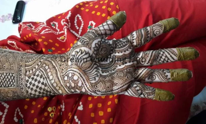 Savni Mehndi artist